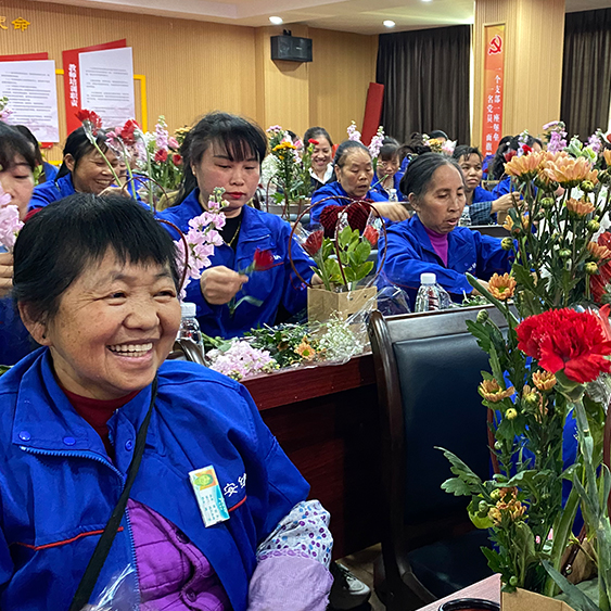 优安纳伞业开展“三八妇女节”创意插花活动