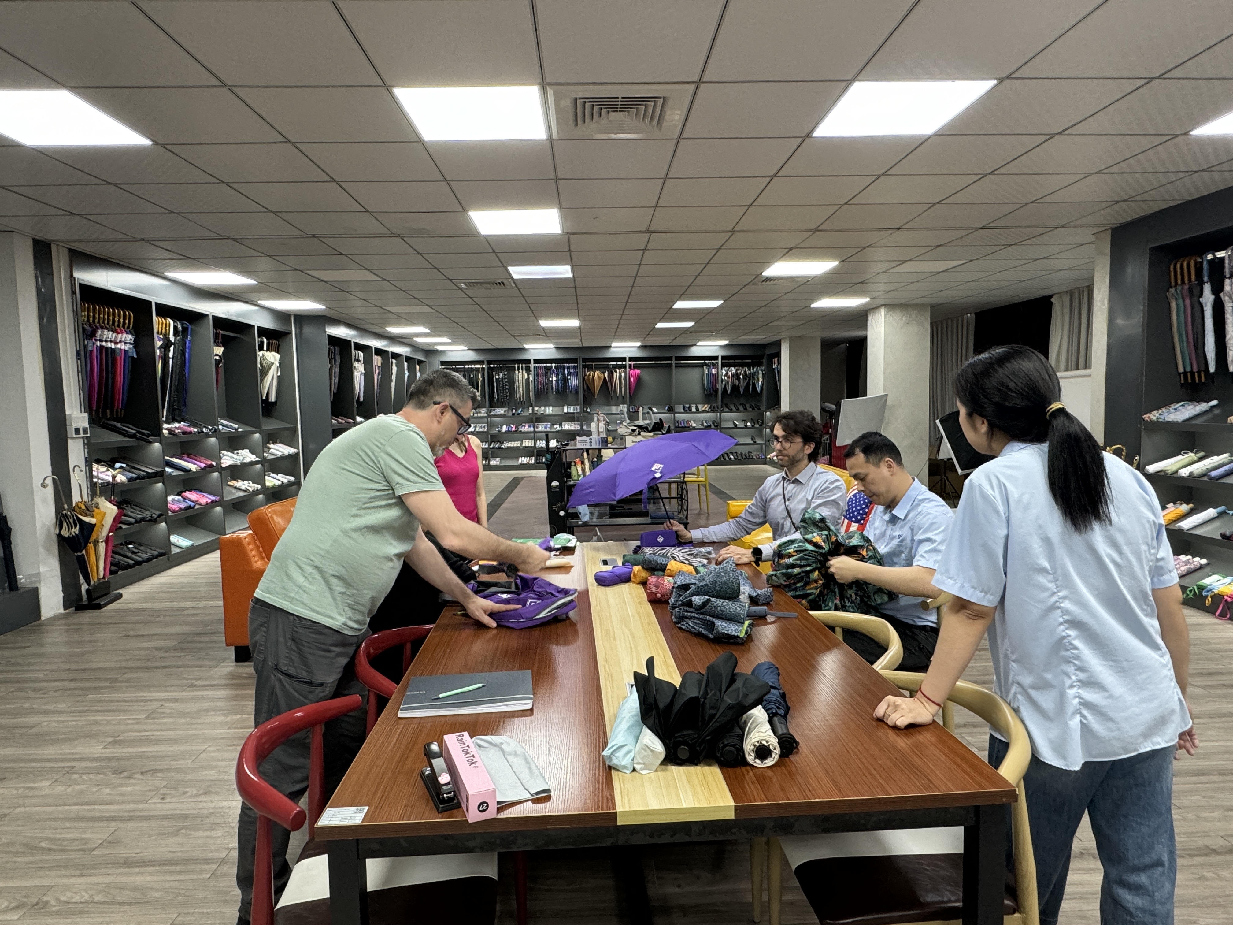 广交会结缘・赴厂深访｜海外客商走进优安纳伞业，实地鉴证硬核实力